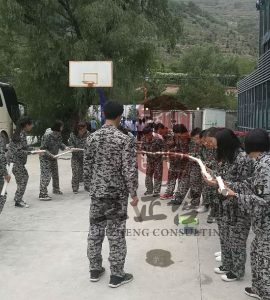 培訓快訊培訓時間：9月16日培訓單位：某大學培訓課程：拓展培訓人數：拓展40人，觀摩人員：1名蘭州戶外拓展蘭州拓展培訓