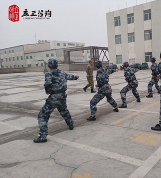 培訓快訊培訓主題：”班長管戰士“軍事化拓展訓練培訓內容：管理培訓+軍事訓練+拓展訓練培訓對象：班組長、值長、科級干部、儲備干部、技術人才課程設置：《從部隊的宗旨看企業的愿景》《從部隊的紀律看企業的規章
