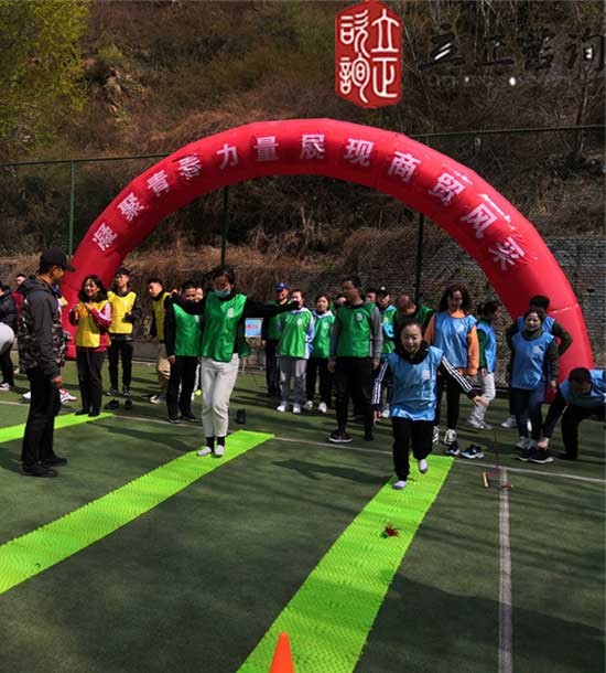 培訓快訊培訓時間：4月28日培訓地點:興隆山城建培訓中心培訓單位:甘肅交通**公司培訓課程:趣味運動會部分拓展項目介紹：緬甸橋項目類型：團隊合作項目培訓形式：一段軟梯掛在山坳的兩端。學員必須利用繩梯和