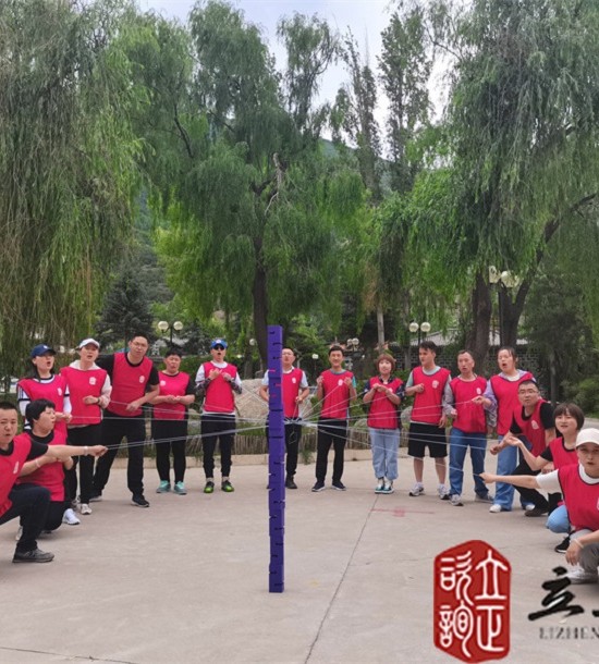 培訓快訊培訓時間：2021年7月6日培訓地點：榆中興隆山培訓單位:甘肅**集團**公司培訓課程:中青年職工拓展培訓班培訓項目介紹：合力建塔團隊成員拉緊繩子末端控制塔鉤移動，用塔鉤將一塊塊塔吊起并按照教