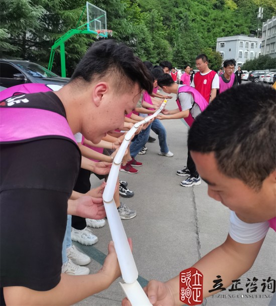 培訓快訊培訓時間：2021年7月12-19日培訓地點：西安培訓單位：中鐵**局**公司培訓課程：新員工入職培訓班團隊合作項目鼓動人心培訓形式一個大鼓，把鼓的四周拴上16根繩子，每根繩子由一個人牽著，在
