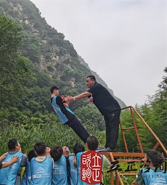 培訓快訊培訓時間：2021年7月19-26日培訓地點:西安培訓單位:中鐵**局**公司培訓課程:新員工入職培訓班個人挑戰項目凌空飛渡（高空斷橋）——挑戰、超越培訓形式在教練的指導下穿上保險衣扣上保險繩